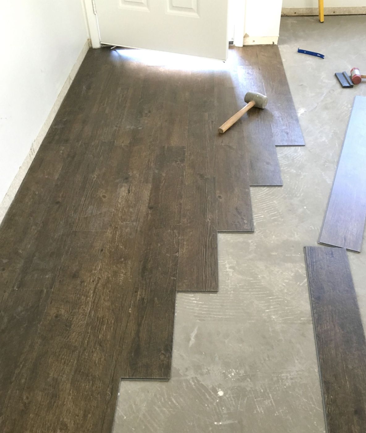 Verlegung von Vinyl-Planken